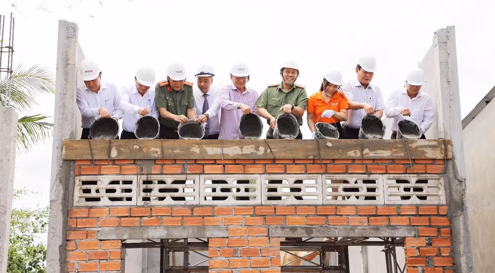 Lãnh đạo Bộ Công an, lãnh đạo tỉnh Bạc Liêu cùng đại diện Tập đoàn T&T Group và Ngân hàng SHB làm nghi thức cất nóc nhà cho hộ nghèo. Lãnh đạo Bộ Công an, lãnh đạo tỉnh Bạc Liêu cùng đại diện Tập đoàn T&T Group và Ngân hàng SHB làm nghi thức cất nóc nhà cho hộ nghèo.