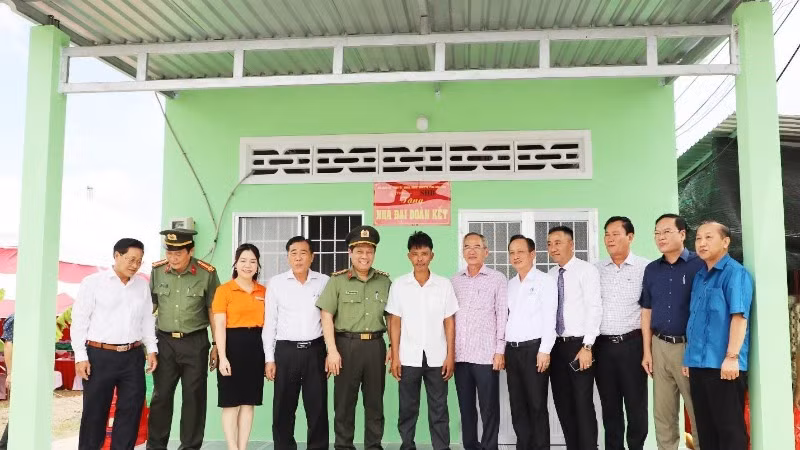 Lãnh đạo Bộ Công an, lãnh đạo tỉnh Bạc Liêu và đại diện Tập đoàn T&T Group, Ngân hàng SHB dự khánh thành nhà của hộ dân được hỗ trợ.