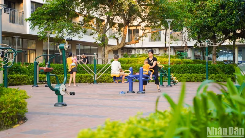 Cư dân thụ hưởng tiện ích công cộng tại sân chơi chung tại 1 khu nhà ở xã hội trên địa bàn thành phố Hà Nội.