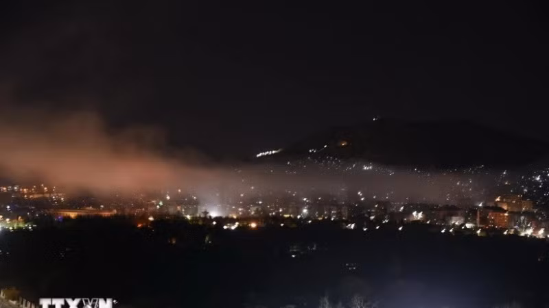 Khói bốc lên sau vụ không kích của Israel xuống thủ đô Damascus, Syria ngày 3/5. (Ảnh: THX/TTXVN)