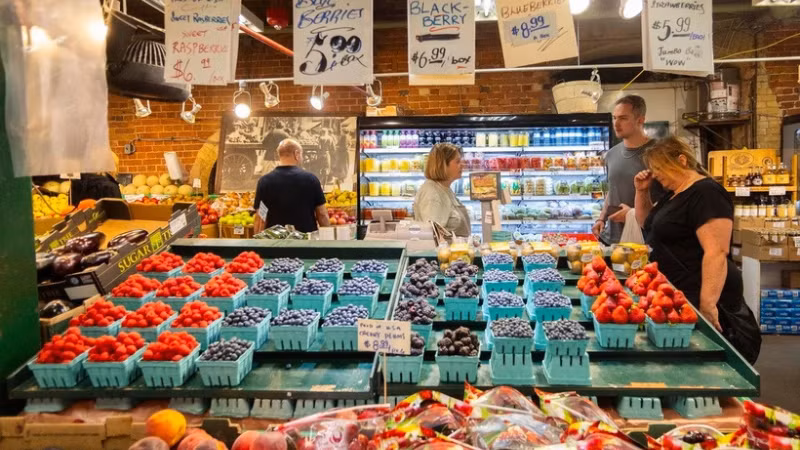 Người dân mua sắm tại một khu chợ ở Toronto, Canada. (Ảnh: THX/TTXVN)
