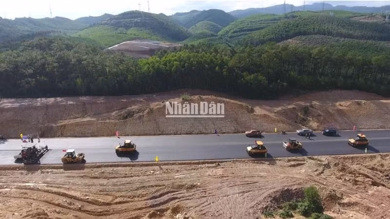 Dự án cao tốc Bùng-Vạn Ninh sẽ thông xe vào dịp 30/4/2025. (Ảnh: ĐÌNH HUY)