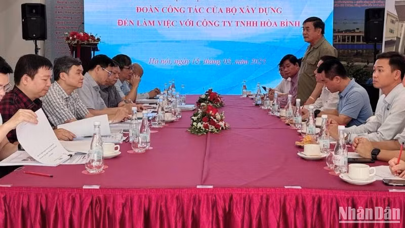 Hình ảnh buổi làm việc của đoàn công tác Bộ Xây dựng về nghiên cứu đề xuất giải pháp cầu bản rỗng trên cọc.