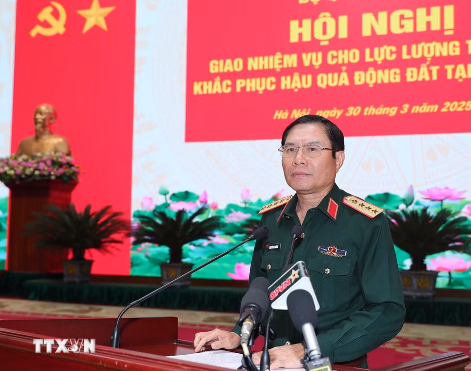 Đại tướng Nguyễn Tân Cương, Tổng Tham mưu trưởng, Thứ trưởng Bộ Quốc phòng phát biểu trao nhiệm vụ cho các sĩ quan, quân trước giờ lên đường sang Myanmar. (Ảnh: Trọng Đức/TTXVN)