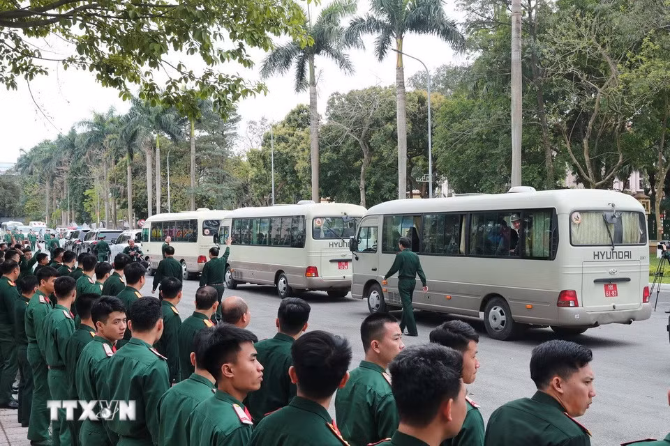 Đại tướng Nguyễn Tân Cương, Tổng Tham mưu trưởng, Thứ trưởng Bộ Quốc phòng và đại diện các cơ quan tiễn lực lượng cứu trợ ra sân bay sang Myanmar ngay trong chiều ngày 30/3. (Ảnh: Trọng Đức/TTXVN)