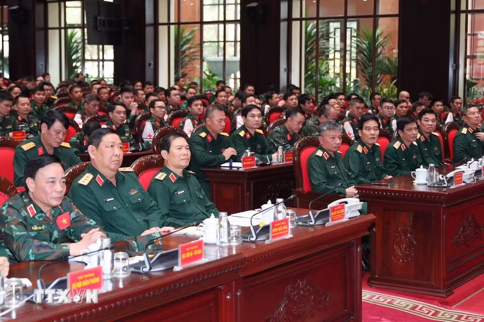 Đại tướng Nguyễn Tân Cương, Tổng Tham mưu trưởng, Thứ trưởng Bộ Quốc phòng và các sĩ quan, quân nhân trước giờ lên đường sang Myanmar. (Ảnh: Trọng Đức/TTXVN)