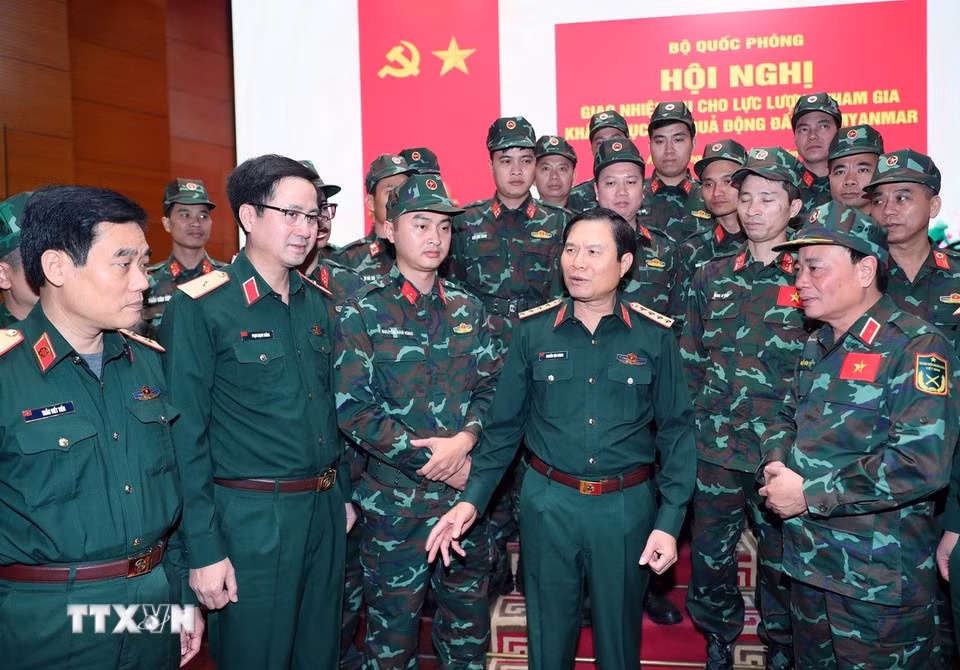 Đại tướng Nguyễn Tân Cương, Tổng Tham mưu trưởng, Thứ trưởng Bộ Quốc phòng động viên lực lượng cứu trợ trước giờ lên đường sang Myanmar ngay trong chiều ngày 30/3.