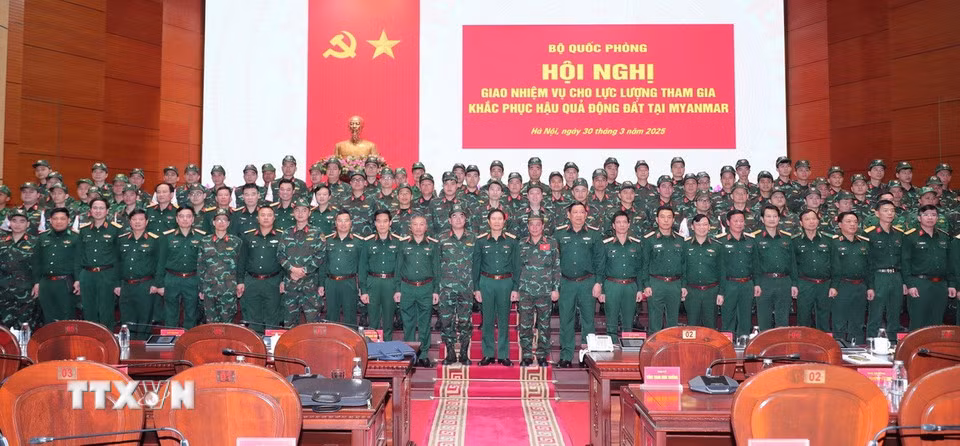 Đại tướng Nguyễn Tân Cương, Tổng Tham mưu trưởng, Thứ trưởng Bộ Quốc phòng và đại diện các cơ quan tiễn lực lượng cứu trợ ra sân bay sang Myanmar ngay trong chiều ngày 30/3. (Ảnh: Trọng Đức/TTXVN)