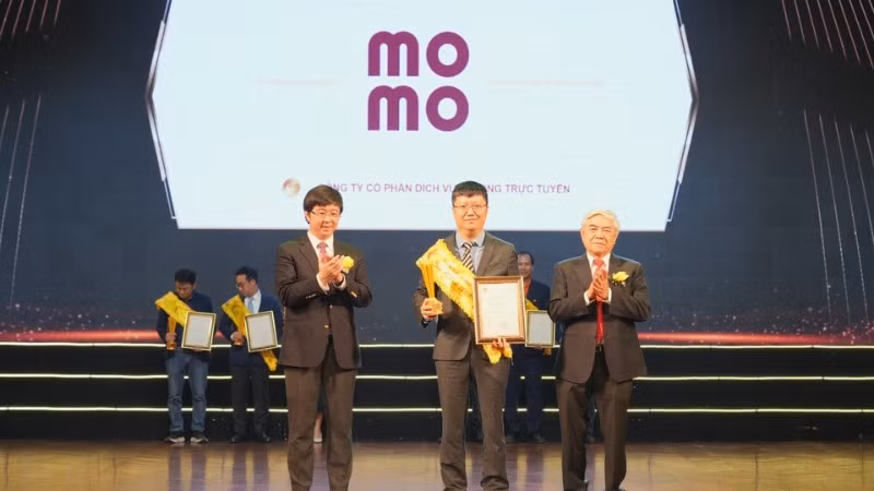 Đại diện MoMo nhận giải thưởng Top 10 Sao Khuê 2025 tại Lễ trao giải diễn ra sáng ngày 19/4.