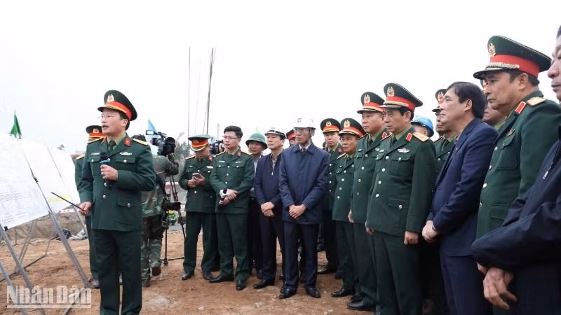 Binh đoàn 12 báo cáo tiến độ thi công cầu Phong Châu với Bộ trưởng Quốc phòng Phan Văn Giang (Ảnh: ĐÌNH HUY) Binh đoàn 12 báo cáo tiến độ thi công cầu Phong Châu với Bộ trưởng Quốc phòng Phan Văn Giang (Ảnh: ĐÌNH HUY)