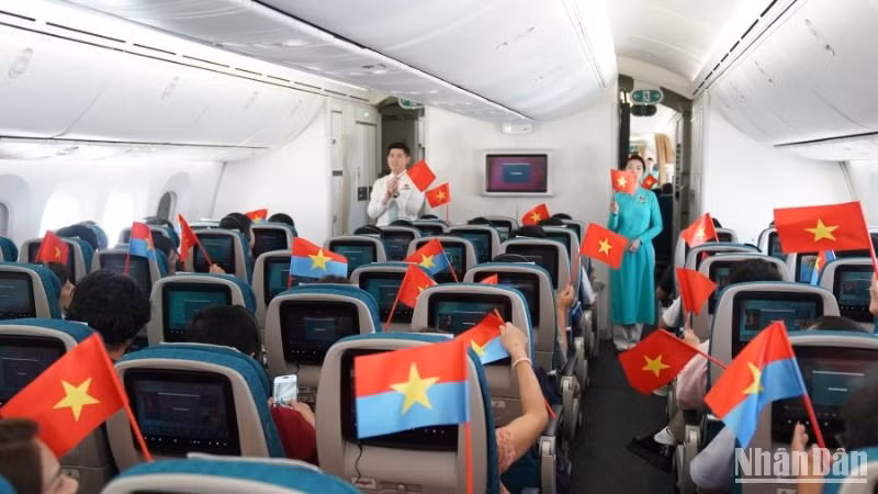 Trên 1 chuyến bay nội địa trong dịp nghỉ Lễ 30/4-1-5 vừa qua. (ẢNH: VNA)