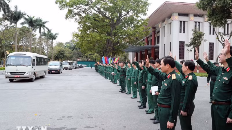 Đại tướng Nguyễn Tân Cương, Tổng Tham mưu trưởng, Thứ trưởng Bộ Quốc Phòng và các đại diện các cơ quan tiễn đoàn sĩ quan, quân nhân ra sân bay sang Myanmar trong chiều 30/3. (Ảnh: Trọng Đức/ TTXVN)