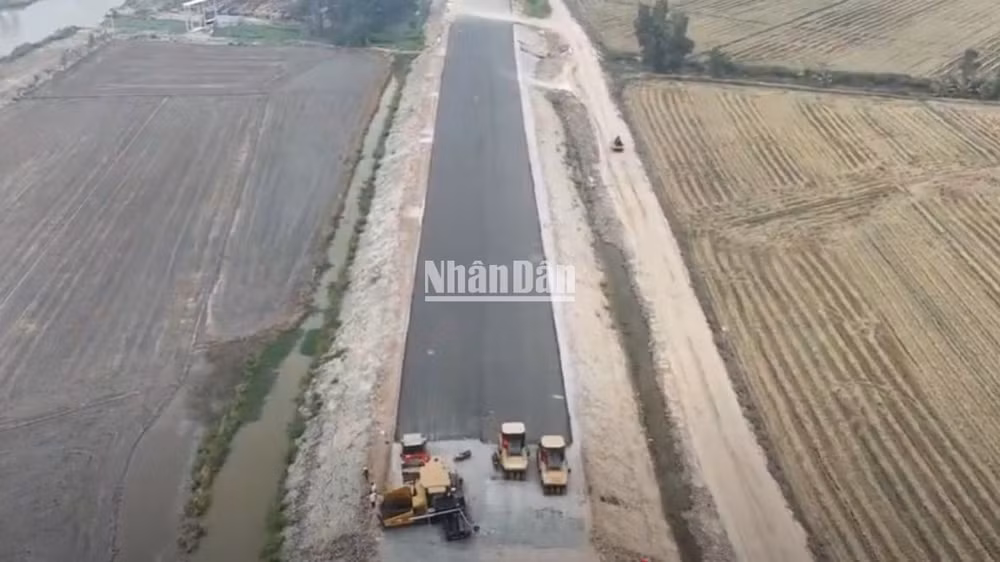 Cao tốc Cần Thơ-Cà Mau có chiều dài hơn 110km, đi qua địa bàn thành phố Cần Thơ và các tỉnh Hậu Giang, Bạc Liêu, Kiên Giang và Cà Mau. (Ảnh: ĐÌNH HUY)