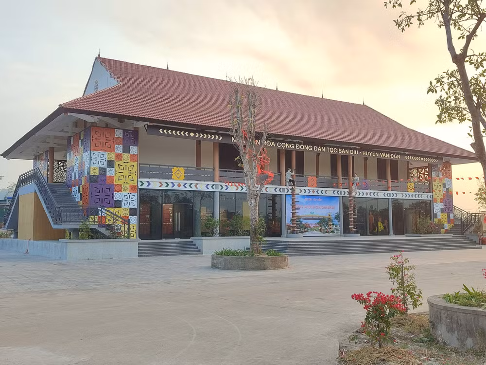 Quảng Ninh đang đẩy mạnh việc xây dựng các làng văn hóa dân tộc trở thành sản phẩm du lịch độc đáo của địa phương. Quảng Ninh đang đẩy mạnh việc xây dựng các làng văn hóa dân tộc trở thành sản phẩm du lịch độc đáo của địa phương.