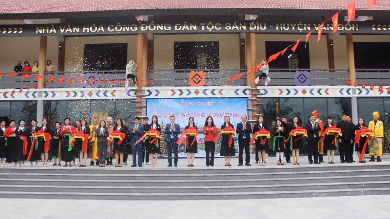 Các đại biểu cắt băng khánh thành, khai trương Làng Văn hóa-Du lịch dân tộc Sán Dìu, xã Bình Dân.