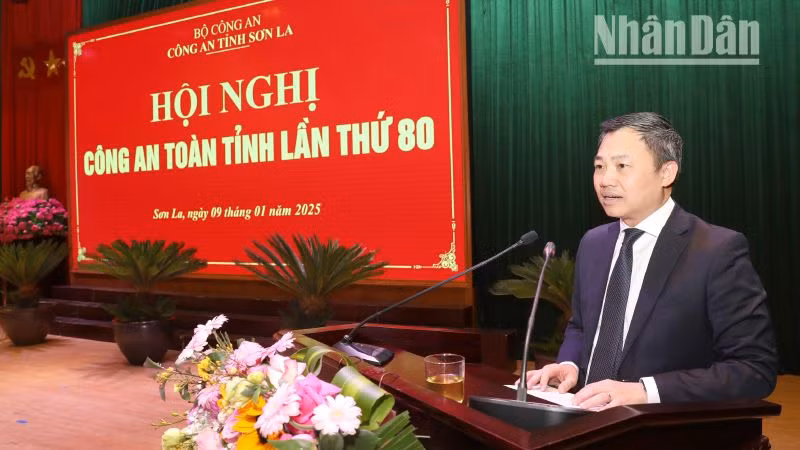 Đồng chí Nguyễn Đình Việt, Phó Bí thư Tỉnh ủy, Chủ tịch Ủy ban nhân dân tỉnh Sơn La phát biểu chỉ đạo tại hội nghị.