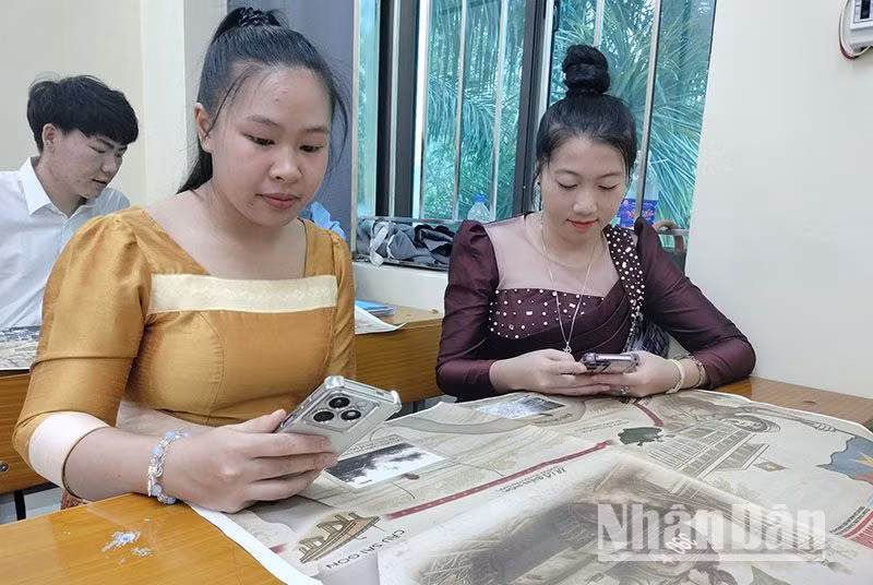 Có những lưu học sinh Lào cho biết đây là lần đầu tiên được trải nghiệm công nghệ số khi tìm hiểu lịch sử trên một tờ báo in như vậy.