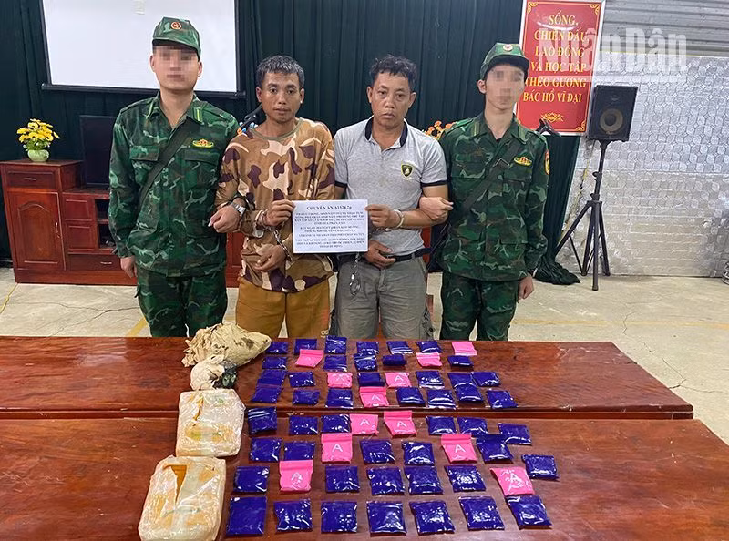 2 đối tượng Thạo U Thong và Thạo Tụm Vông Pha Chăn cùng tang vật bị bắt giữ tại cơ quan chức năng.
