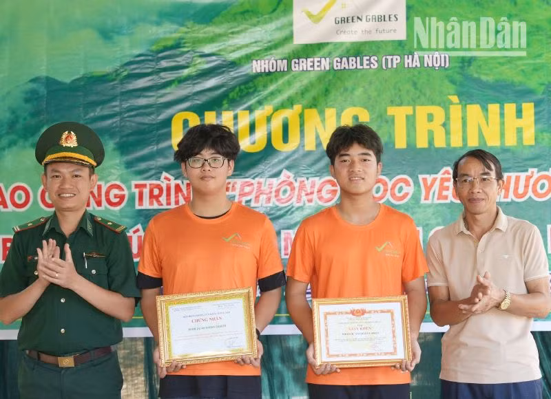 Lãnh đạo Đồn Biên phòng Cửa khẩu Lóng Sập và xã Chiềng Khừa trao giấy chứng nhận, giấy khen cho Nhóm dự án GREEN GABBEL.