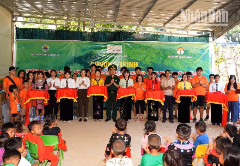 Các đơn vị cắt băng khánh thành trao phòng học cho điểm trường Xa Lú.