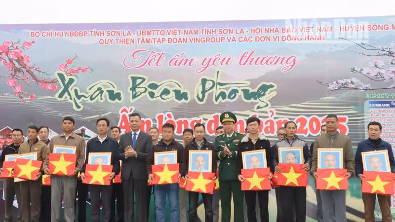 Lãnh đạo tỉnh Sơn La và Bộ Chỉ huy Bộ đội Biên phòng tỉnh Sơn La tặng cờ Tổ quốc và ảnh Bác Hồ cho các bản của xã biên giới Chiềng Khương.