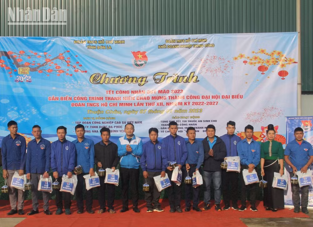 Tặng quà Tết cho các công nhân Nhà máy chế biến mủ cao-su Sơn La 28/10.