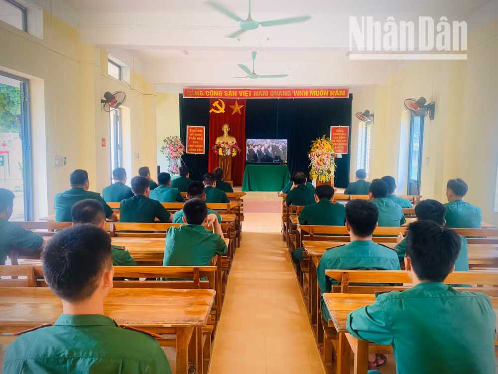 Cán bộ, chiến sĩ Đồn Biên phòng Mường Lạn, huyện biên giới Sốp Cộp theo dõi Lễ viếng và tiễn đưa đồng chí Tổng Bí thư Nguyễn Phú Trọng.
