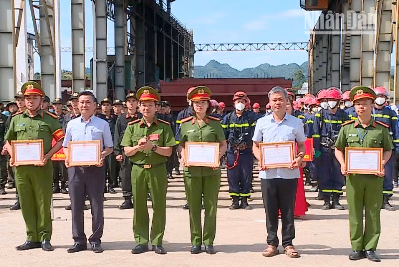 Lãnh đạo Công an tỉnh Sơn La tặng giấy khen cho các tập thể, cá nhân. Lãnh đạo Công an tỉnh Sơn La tặng giấy khen cho các tập thể, cá nhân.