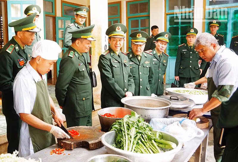 Đoàn kiểm tra công tác bảo đảm hậu cần và khẩu phần ăn của bộ đội tại Đồn Biên phòng Cửa Khẩu Chiềng Khương và Tiểu đoàn Huấn luyện-Cơ động. Đoàn kiểm tra công tác bảo đảm hậu cần và khẩu phần ăn của bộ đội tại Đồn Biên phòng Cửa Khẩu Chiềng Khương và Tiểu đoàn Huấn luyện-Cơ động.