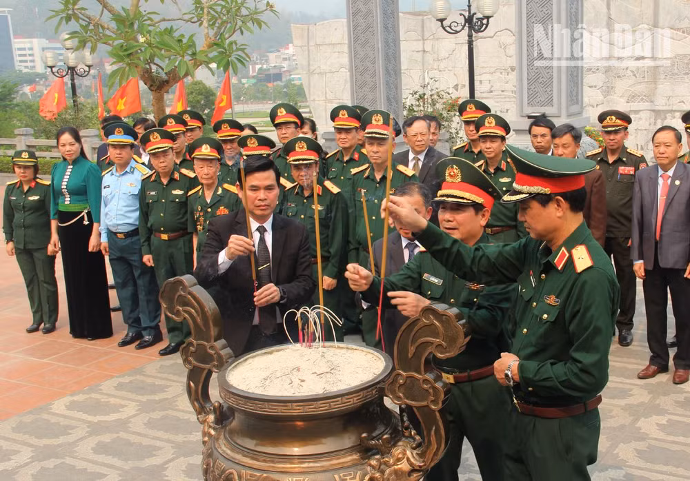 Các đại biểu dâng hương Đền thờ Bác Hồ, Quảng trường Tây Bắc. Các đại biểu dâng hương Đền thờ Bác Hồ, Quảng trường Tây Bắc.