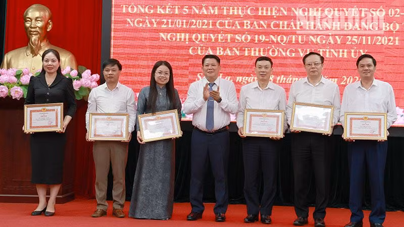 Các cá nhân có thành tích trong công tác thực hiện các nghị quyết nhận bằng khen của Ban Thường vụ Tỉnh ủy Sơn La.