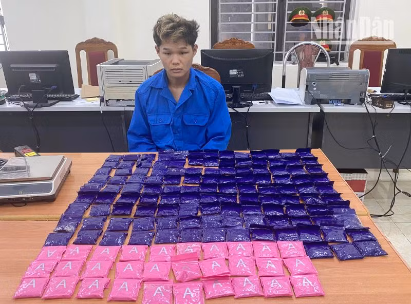 Đối tượng Cà Văn Toàn cùng tang vật 30.000 viên ma túy tổng hợp.