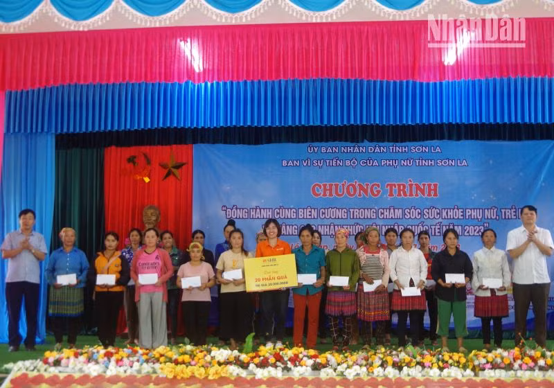 Tặng quà cho các gia đình có hoàn cảnh khó khăn thuộc các bản của xã Lóng Sập