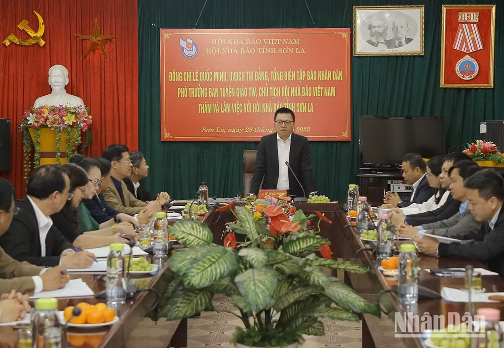 Đồng chí Lê Quốc Minh phát biểu tại cuộc làm việc với Hội Nhà báo tỉnh Sơn La và các cơ quan báo chí của tỉnh.