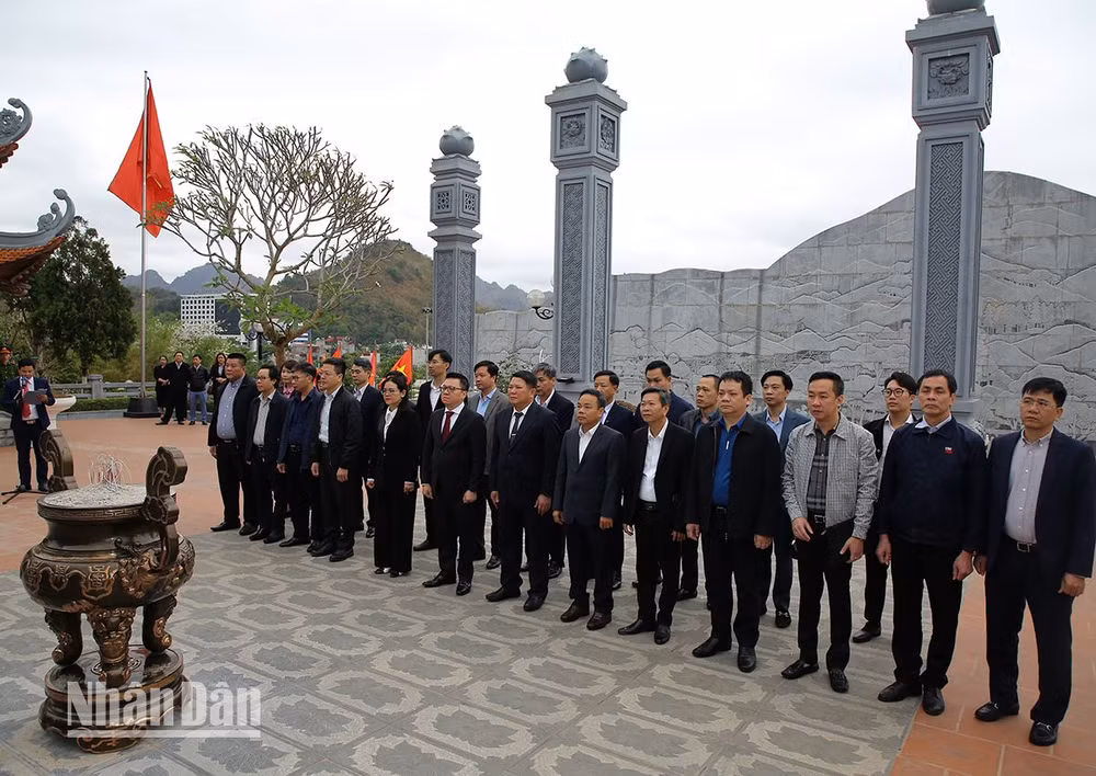 Các đại biểu dâng hương tại Đền thờ Bác Hồ, Quảng trường Tây Bắc.