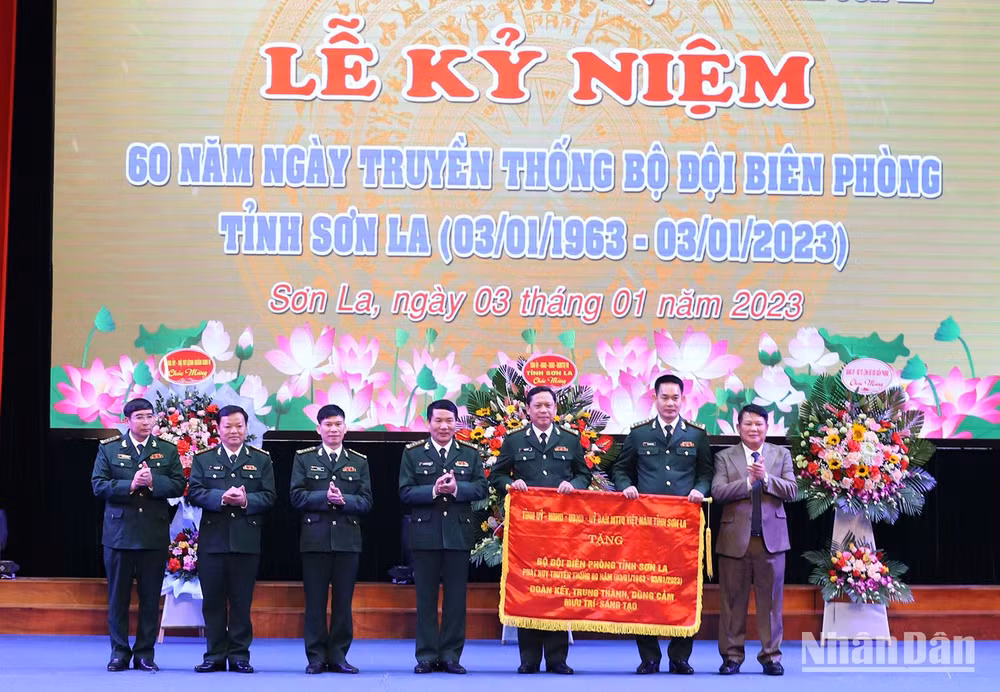 Đồng chí Lò Minh Hùng, Phó Bí thư Thường trực Tỉnh ủy Sơn La trao bức trướng cho Bộ Chỉ huy Bộ đội Biên phòng tỉnh Sơn La. Đồng chí Lò Minh Hùng, Phó Bí thư Thường trực Tỉnh ủy Sơn La trao bức trướng cho Bộ Chỉ huy Bộ đội Biên phòng tỉnh Sơn La.