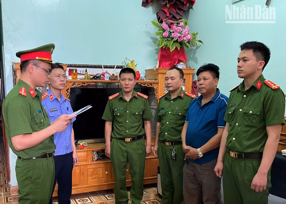 Cơ quan Cảnh sát điều tra, Công an tỉnh Sơn La thi hành lệnh bắt bị can Lò Văn Thành.