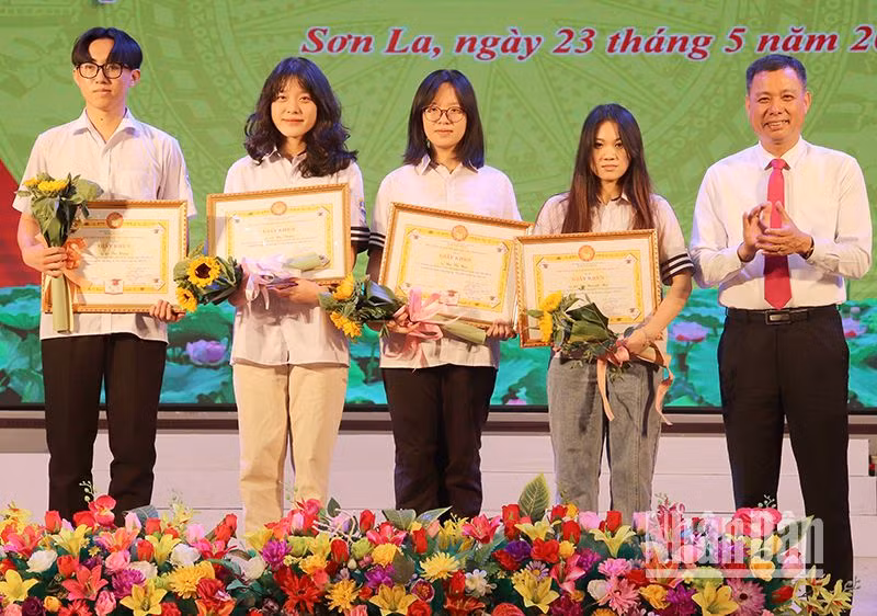 Lãnh đạo Ủy ban nhân dân tỉnh Sơn La trao giấy khen cho học sinh đạt giải tại kỳ thi học sinh giỏi cấp Quốc gia.