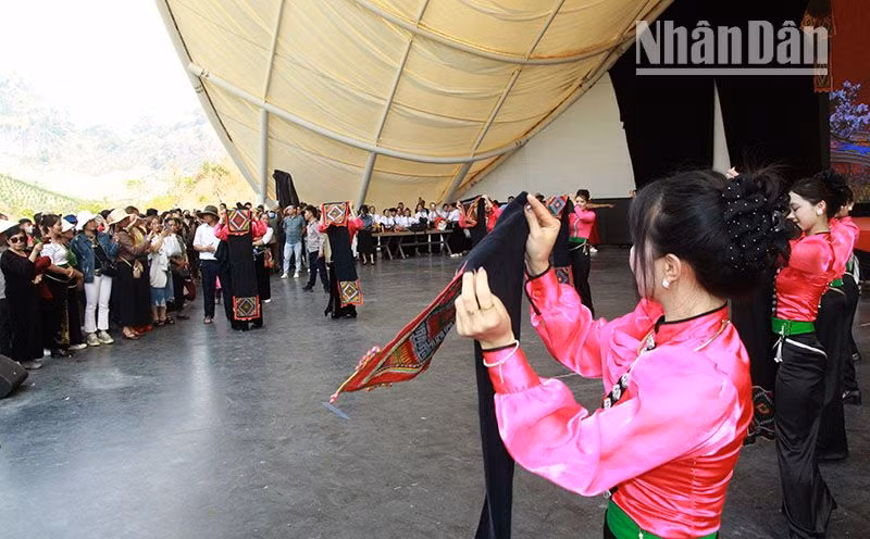 Đông đảo du khách và người dân tham gia Lễ hội cầu mưa tại Sơn La ảnh 8