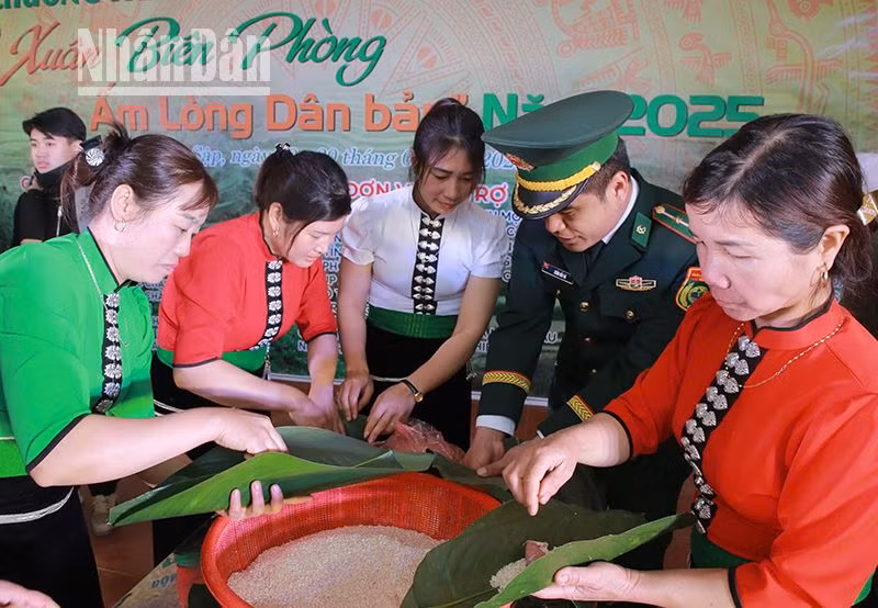 Tặng 567 suất quà cho các hộ khó khăn, gia đình chính sách vùng biên giới Sơn La ảnh 4