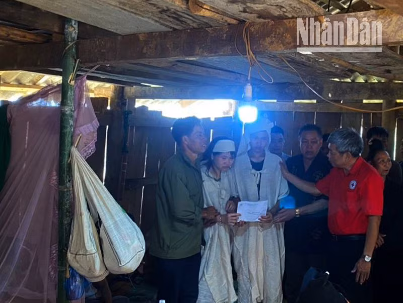Hội Chữ thập đỏ huyện Thuận Châu và một số ban, ngành của huyện, xã thăm hỏi gia đình có người bị lũ cuốn trôi tại bản Bon Nghè, xã Chiềng Ly. Hội Chữ thập đỏ huyện Thuận Châu và một số ban, ngành của huyện, xã thăm hỏi gia đình có người bị lũ cuốn trôi tại bản Bon Nghè, xã Chiềng Ly.