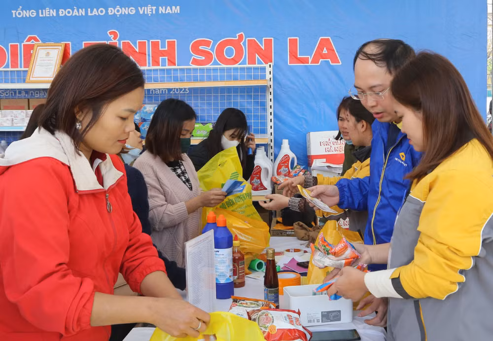 Cắt băng khánh thành chợ Tết công đoàn tại huyện Phù Yên, Sơn La.