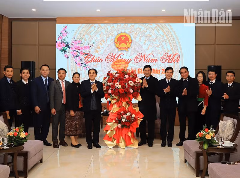 Đoàn đại biểu cấp cao tỉnh Huaphanh, nước bạn Lào tặng hoa chúc mừng tỉnh Sơn La nhân dịp sắp đến Tết cổ truyền của Việt Nam.