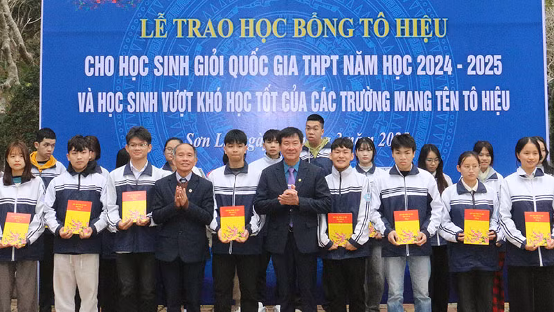 Lãnh đạo Sở Văn hóa Thể thao và Du lịch tỉnh và Hội Khuyến học tỉnh Sơn La trao học bổng cho các học sinh vượt khó học tốt.