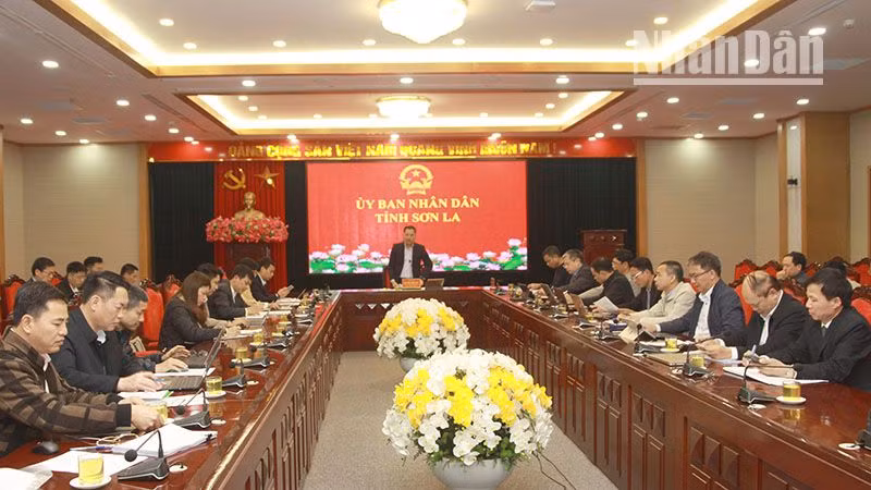 Đồng chí Nguyễn Đình Việt, Phó Bí thư Tỉnh ủy, Chủ tịch Ủy ban nhân dân tỉnh Sơn La chủ trì cuộc họp.