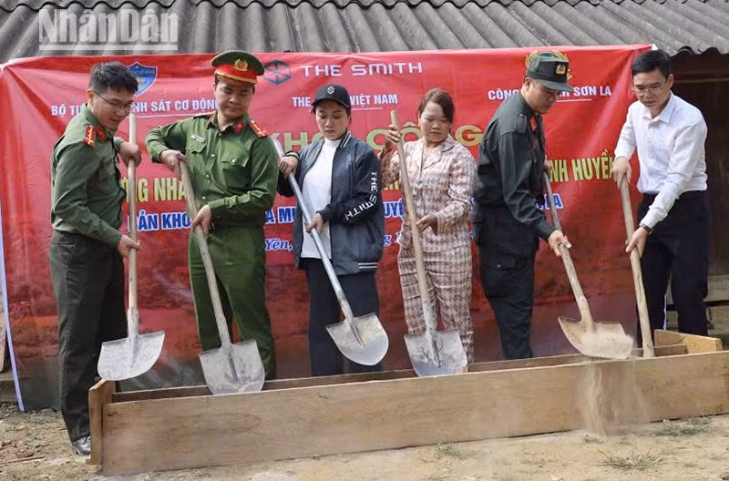 Khởi công xây dựng “Ngôi nhà hạnh phúc” cho gia đình cháu Đặng Thị Thanh Huyền, bản Khoai Lang, xã Mường Thải, huyện Phù Yên có hoàn cảnh đặc biệt khó khăn.