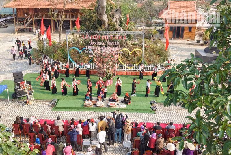 Nhiều hoạt động văn hóa, văn nghệ được diễn ra tại Lễ hội Hết Chá, thu hút đông đảo du khách. Nhiều hoạt động văn hóa, văn nghệ được diễn ra tại Lễ hội Hết Chá, thu hút đông đảo du khách.