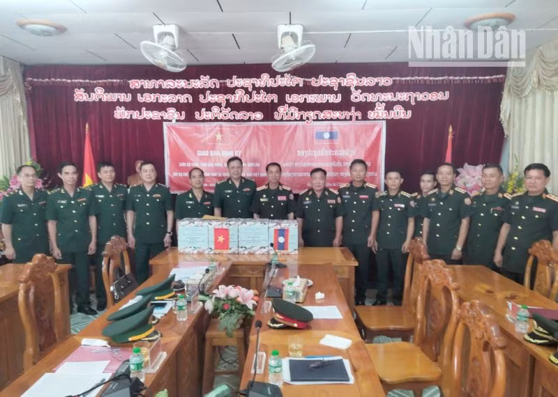 Bộ Chỉ huy Bộ đội Biên phòng tỉnh Sơn La và Bộ Chỉ huy Quân sự tỉnh Hủa Phăn trao tặng quà lưu niệm cho nhau bày tỏ tình đoàn kết, hữu nghị giữa hai lực lượng.