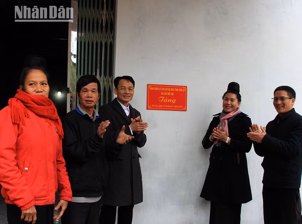 Bàn giao nhà cho hộ gia đình ông Tòng Văn Nam, bản Khiêng, xã Mường Khiêng. Bàn giao nhà cho hộ gia đình ông Tòng Văn Nam, bản Khiêng, xã Mường Khiêng.