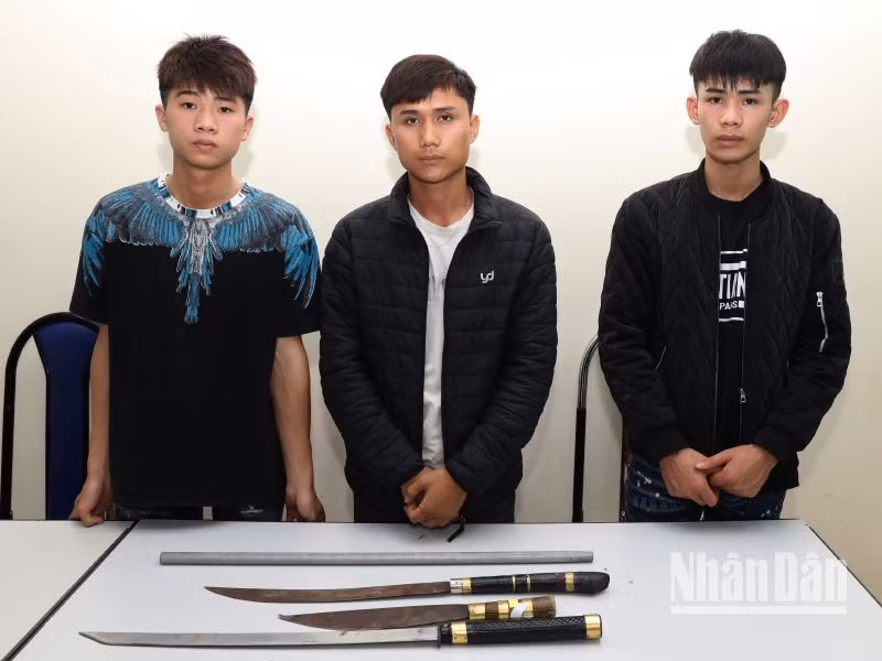 Các đối tượng cùng hung khí gây án tại cơ quan công an. Các đối tượng cùng hung khí gây án tại cơ quan công an.